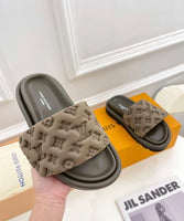 VV leather slipper